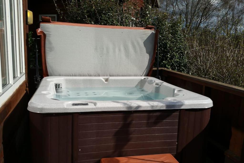 Luxury Peak District Lodge, Hot Tub, Log Burner, Nr Lake Rudyard Kültér fotó